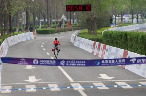 人形机器人 “闪电” 半马夺冠 具身智能规模化落地迎来里程碑